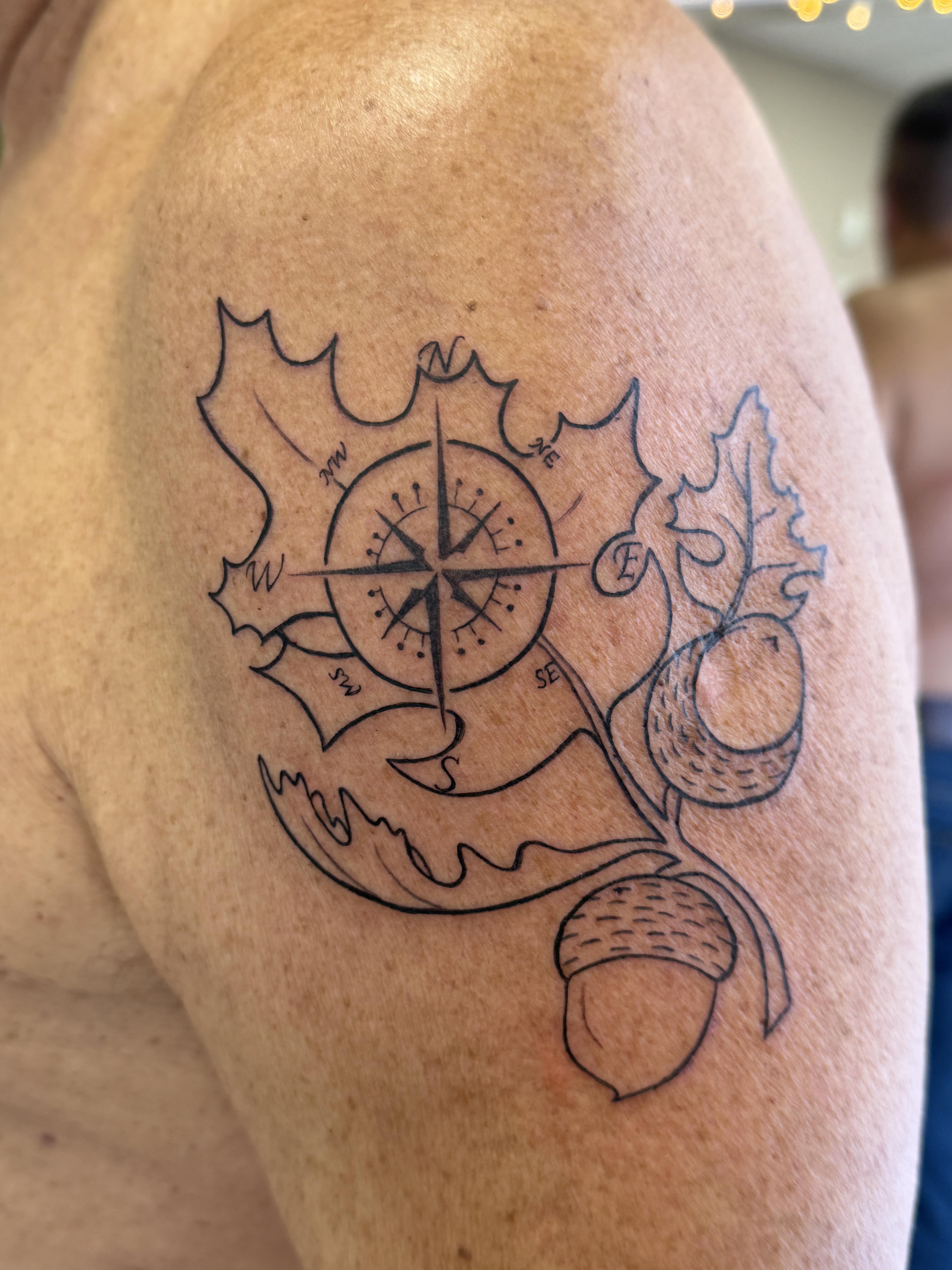 Тату компас, дубове листя, плече / Compass tattoo, oak leaves, arm