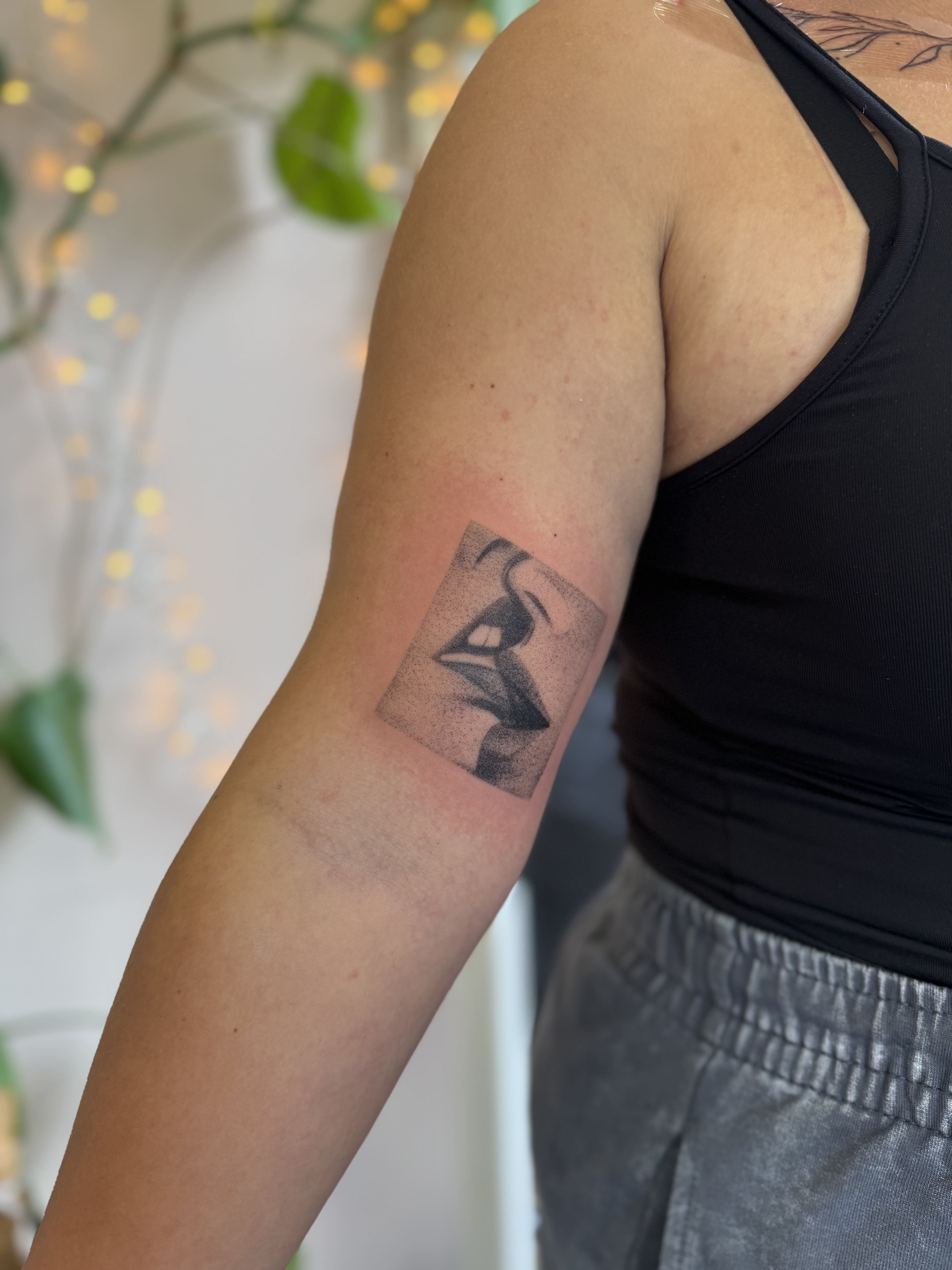 Тату жінка, художнє, плече / Woman tattoo, artistic, upper arm