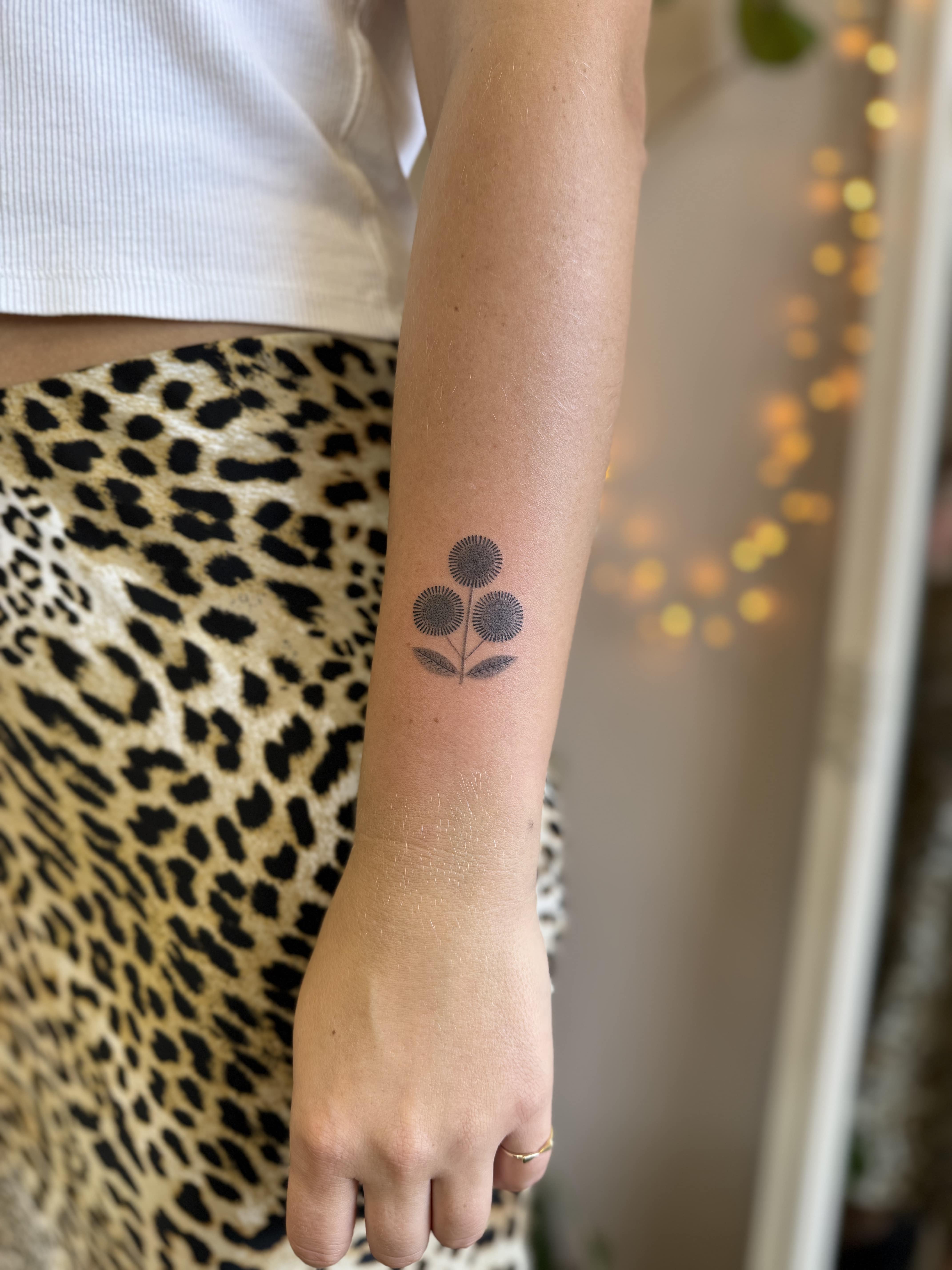 Тату квітка, точкове, передпліччя / Floral tattoo, dotwork, forearm