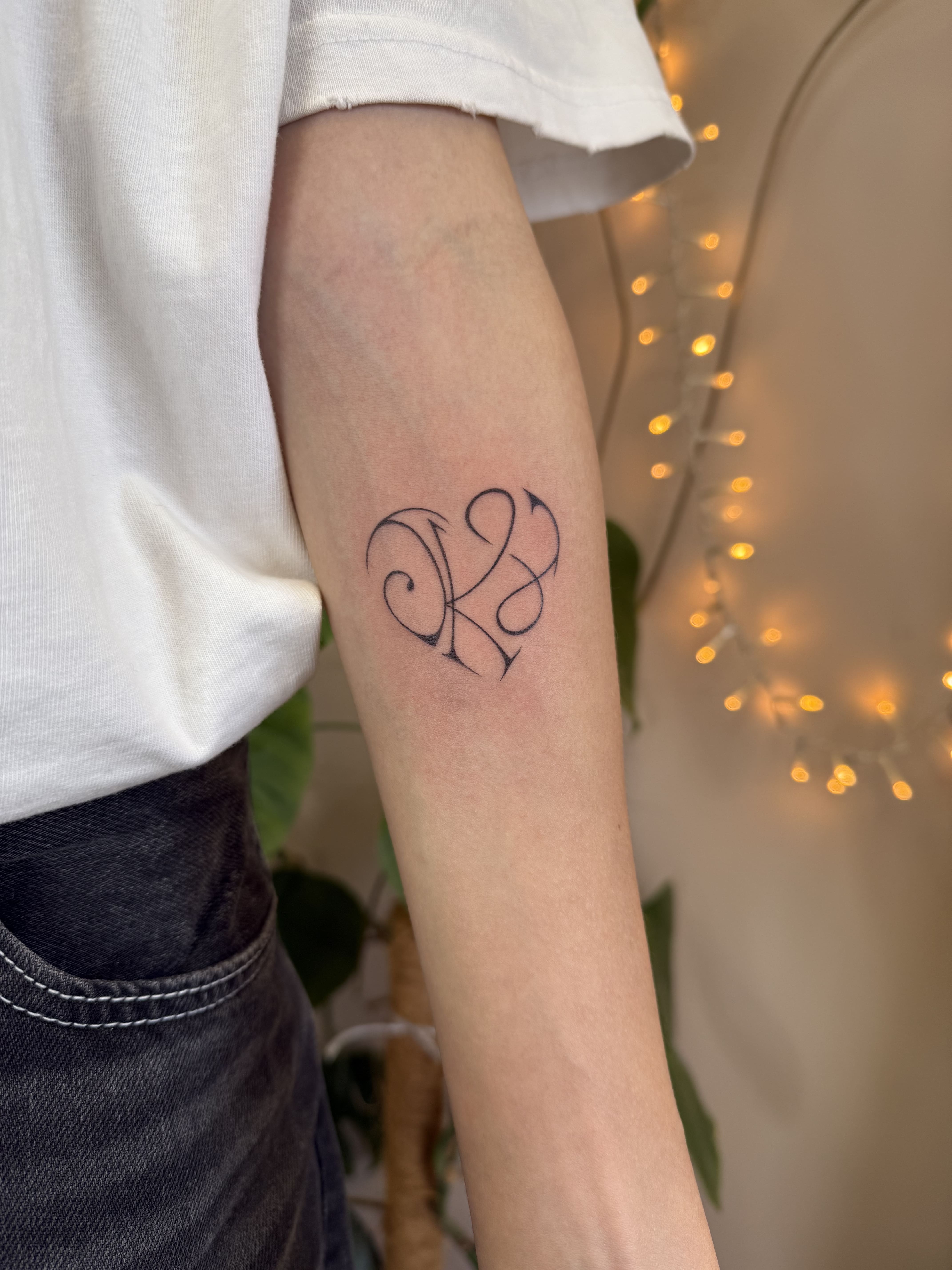 Тату серце RK, курсивне, передпліччя / RK heart tattoo, cursive, forearm