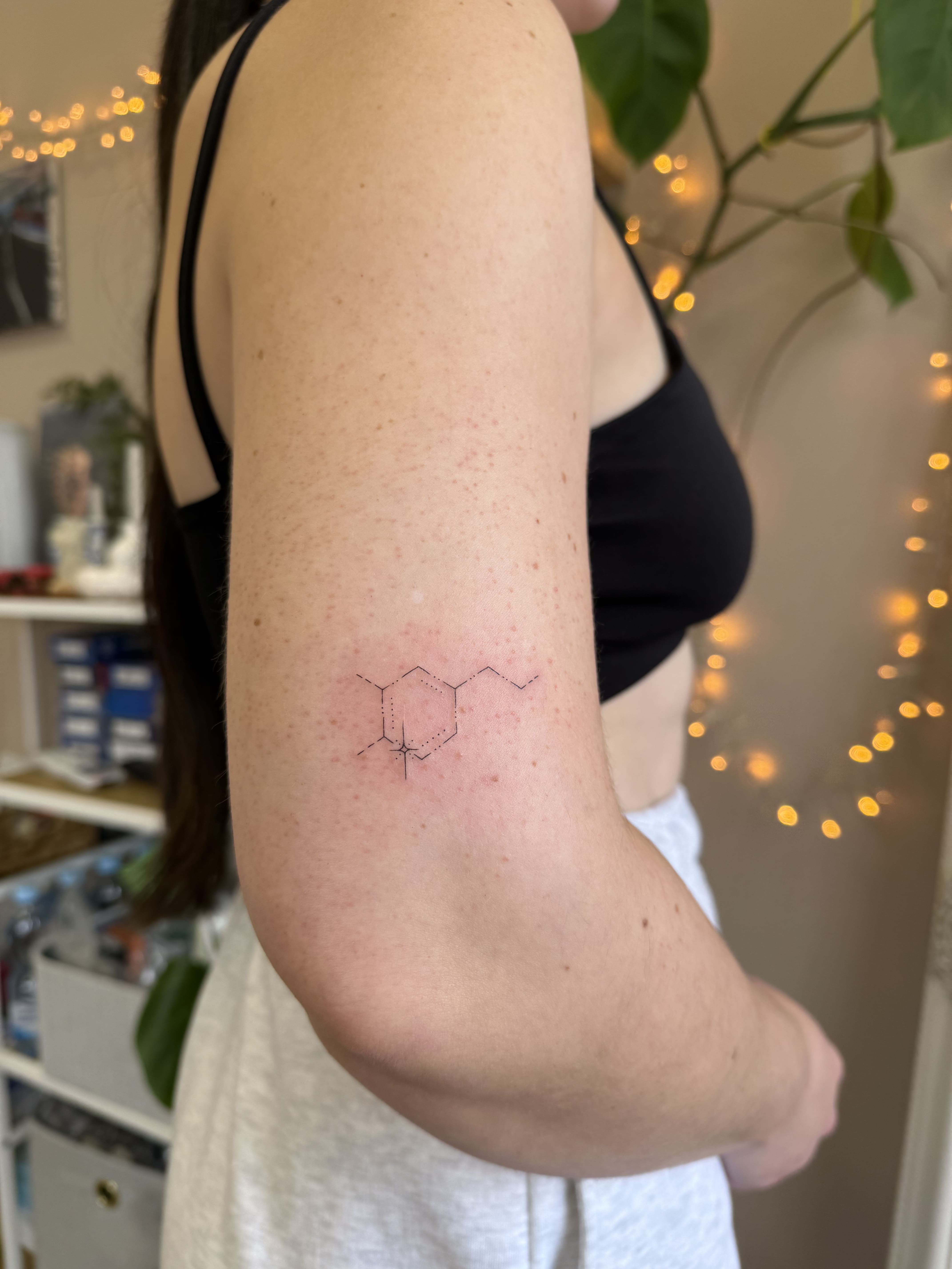 Тату серотонін, молекула, плече / Serotonin tattoo, molecule, arm
