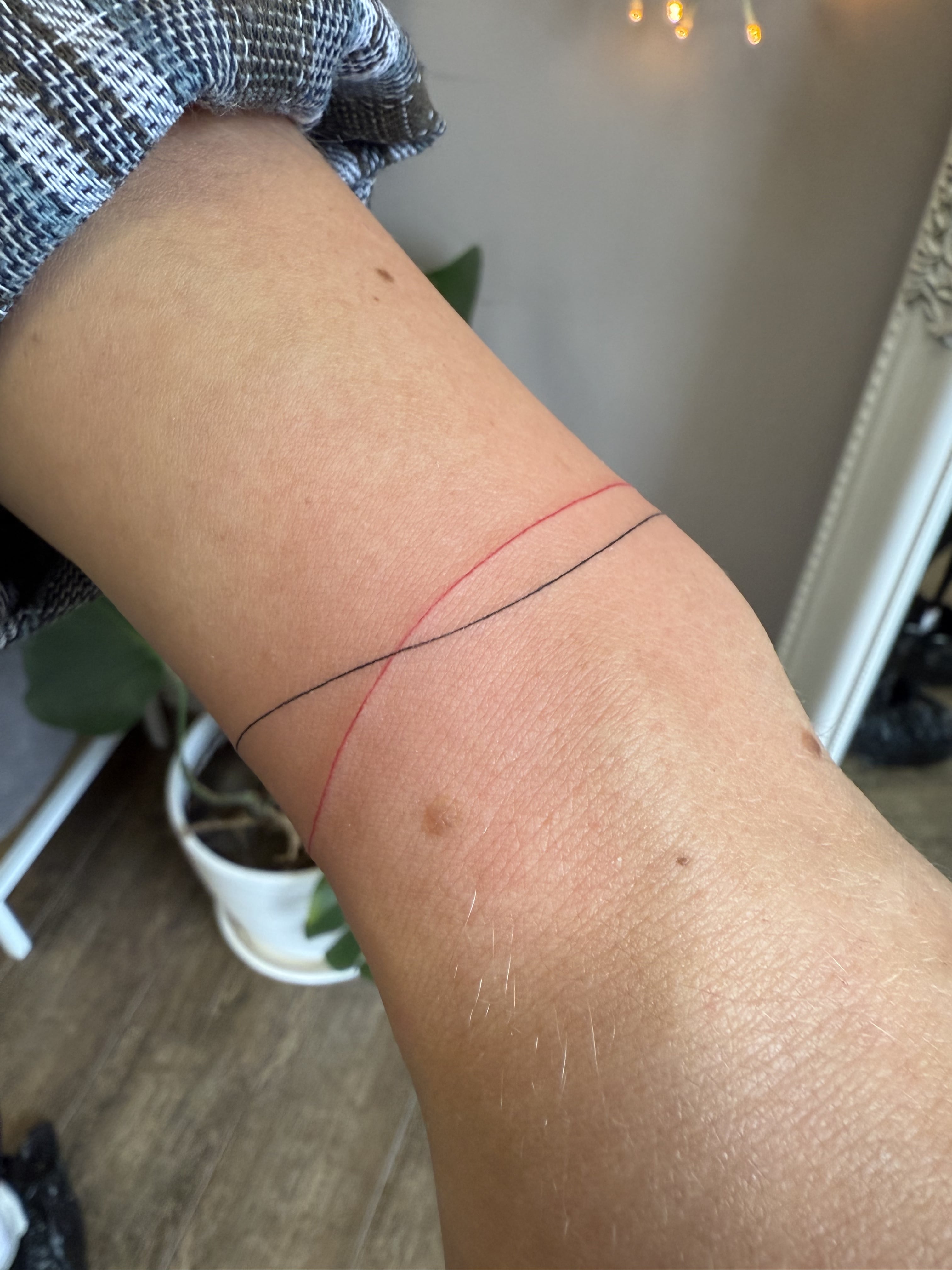 Тату хрест ліній, передпліччя / Crossed lines tattoo, forearm