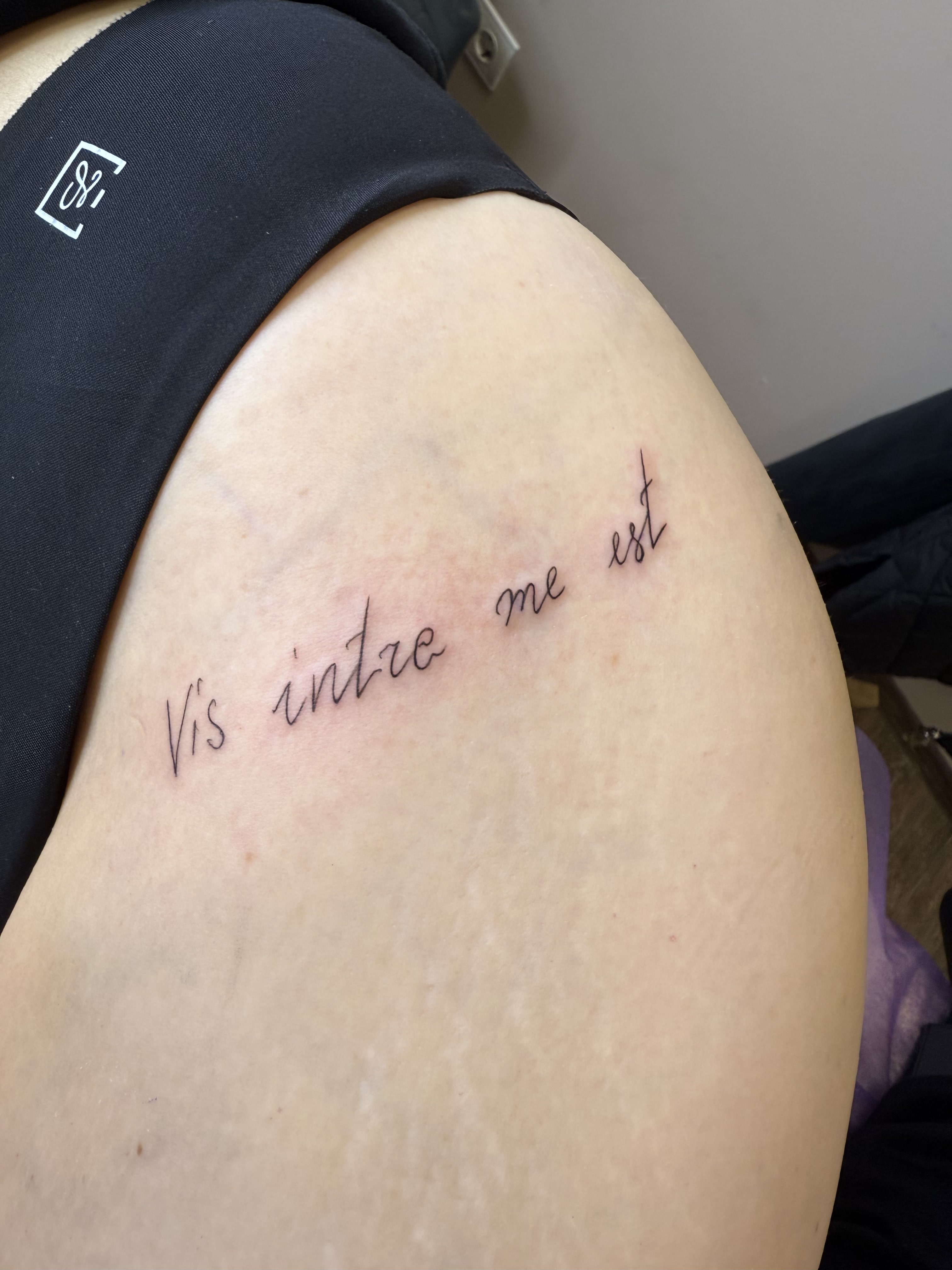 Тату Vis intra me est, стегно / Vis intra me est tattoo, thigh
