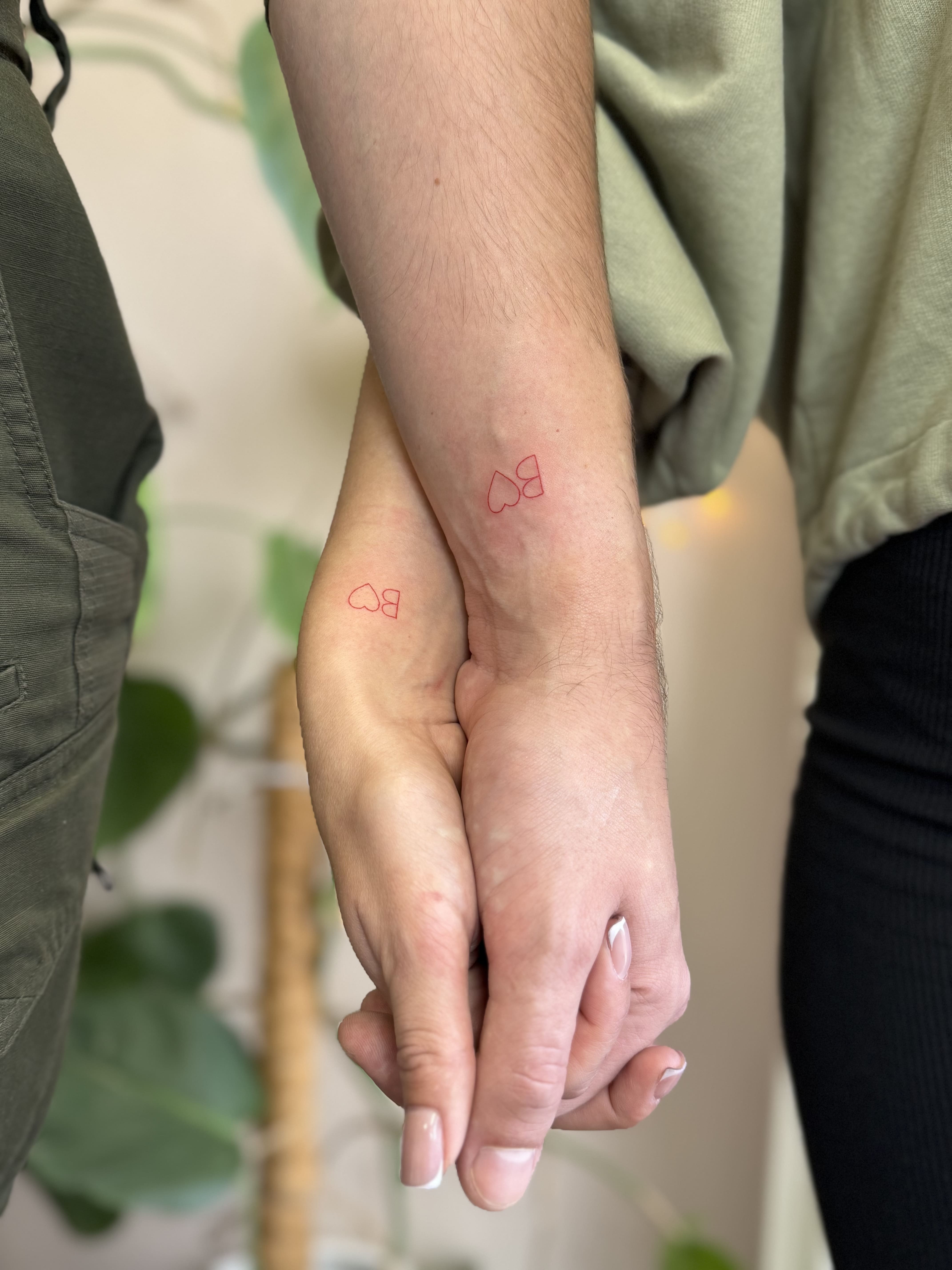 Парні тату серце+B, зап’ястя / Matching heart+B tattoos, wrists